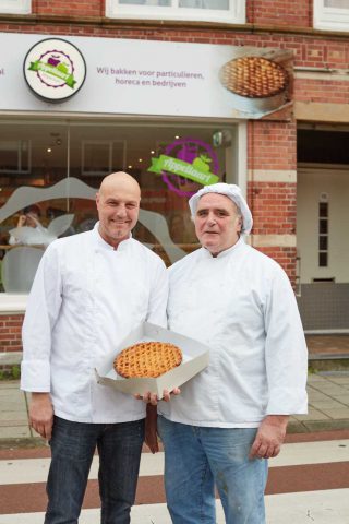 2 medewerkers Appeltaartimperium voor de winkel met verse appeltaart